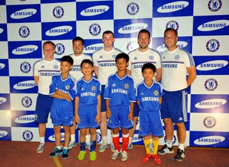 4 cầu thủ nhí Việt Nam vinh dự được 5 HLV đội trẻ Chelsea lựa chọn sang Anh dự trại hè vào tháng 5 để gặp 3 ngôi sao Torres, Hazard và Terry.